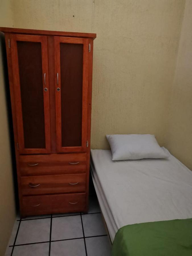 Hostal Guadalajara Esterno foto
