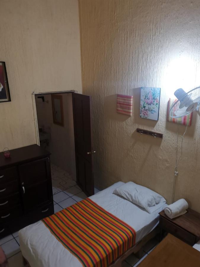 Hostal Guadalajara Esterno foto