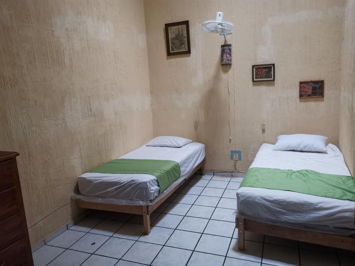 Hostal Guadalajara Esterno foto